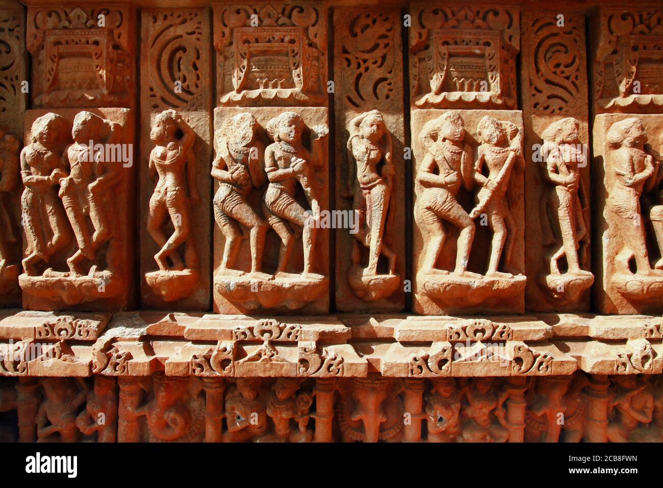 Wandsteinschnitzereien im indischen Tempel Sahastra Bahu (SAS-Bahu) bei Nagda, Udaipur, Rajasthan, Indien. Stockfoto