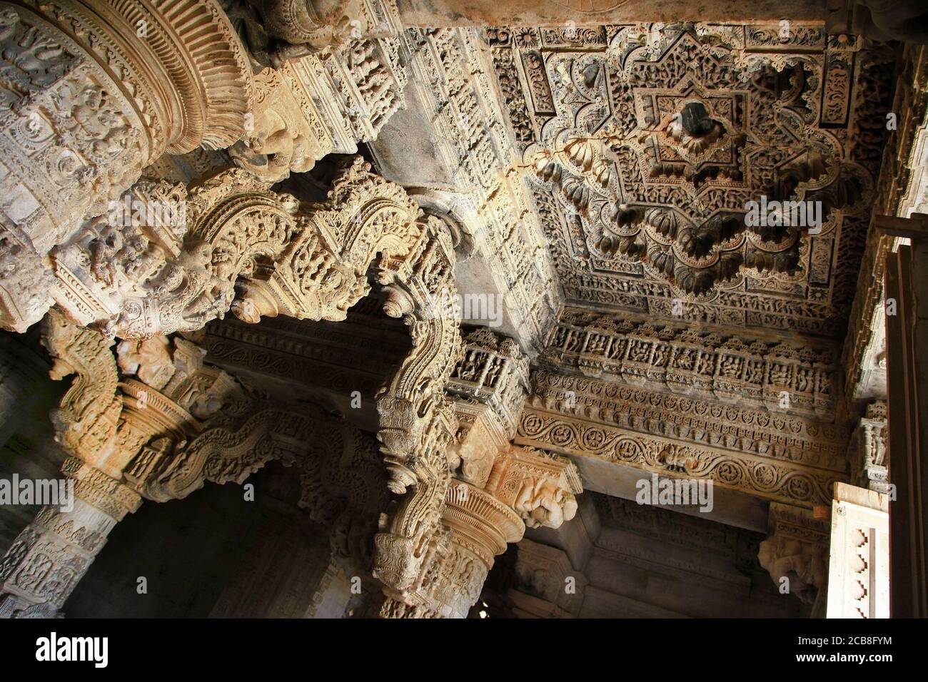 Erstaunliche Steinschnitzereien im indischen Tempel Sahastra Bahu (SAS-Bahu) in Nagda, Udaipur, Rajasthan, Indien. Stockfoto