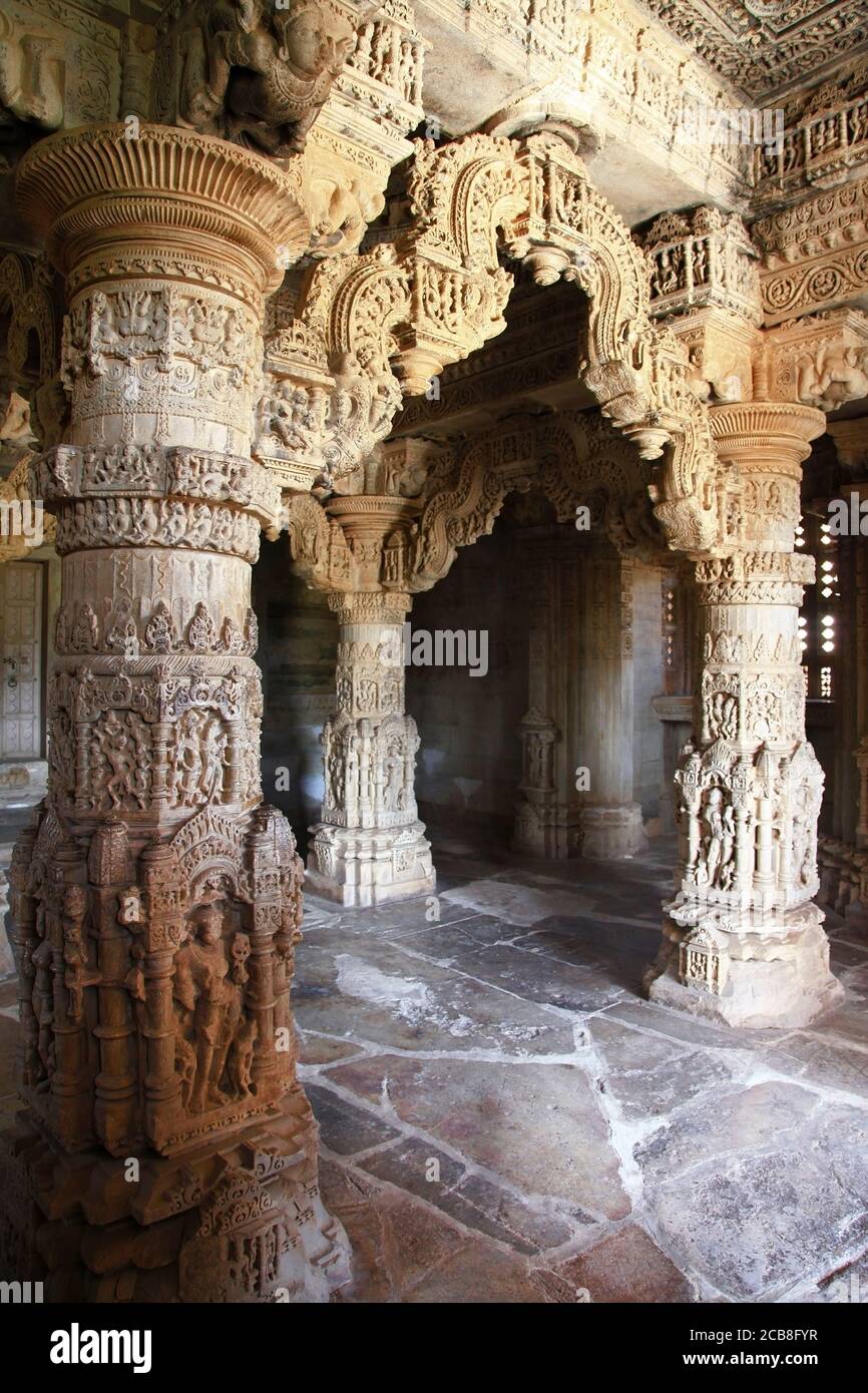 Erstaunliche Steinschnitzereien im indischen Tempel Sahastra Bahu (SAS-Bahu) in Nagda, Udaipur, Rajasthan, Indien. Stockfoto