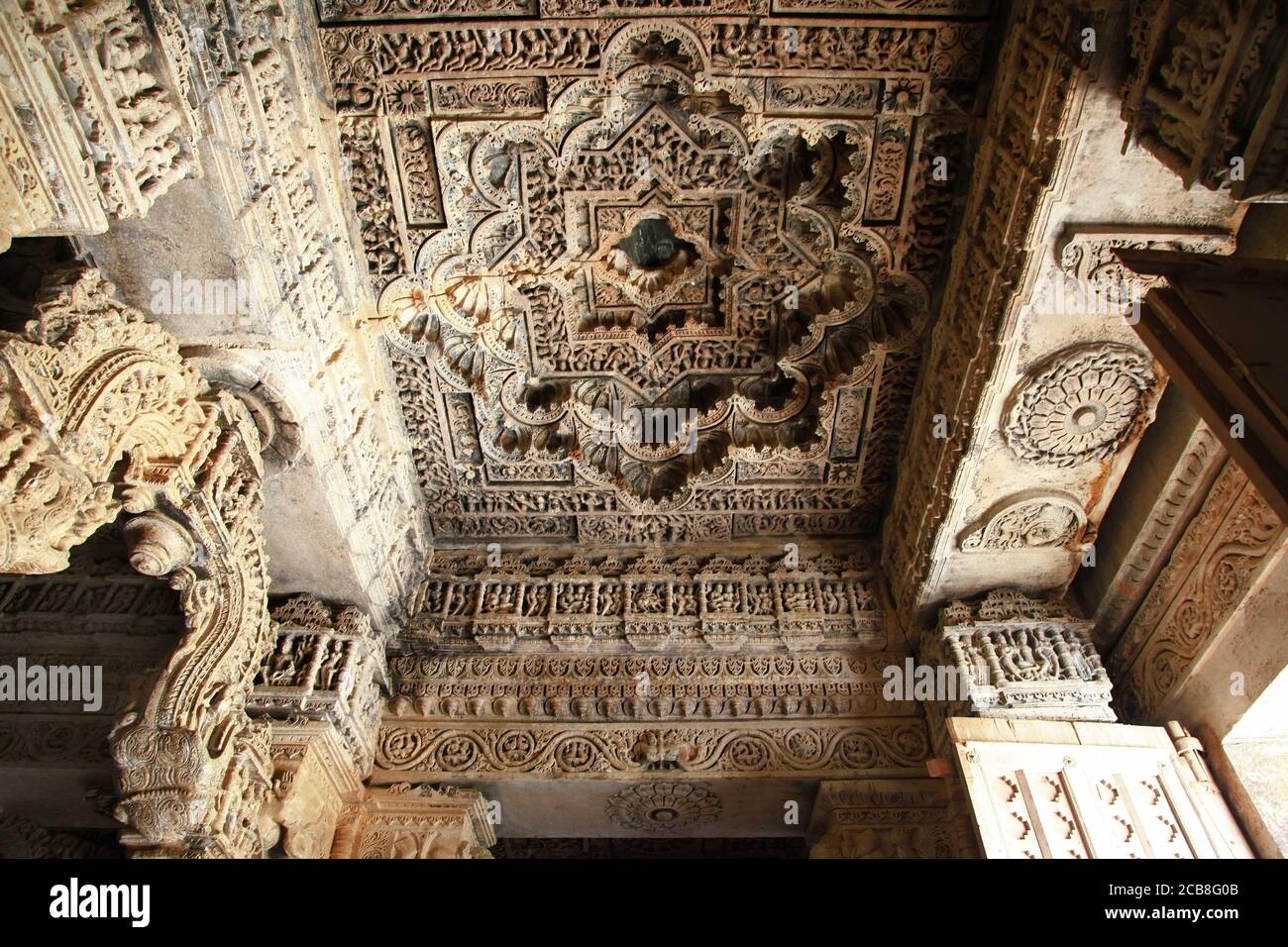 Erstaunliche Steinschnitzereien im indischen Tempel Sahastra Bahu (SAS-Bahu) in Nagda, Udaipur, Rajasthan, Indien. Stockfoto