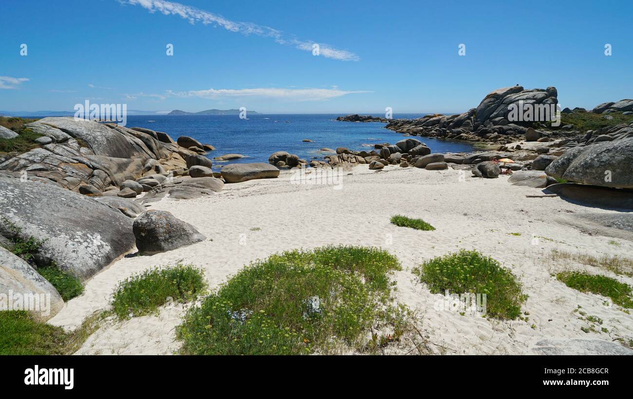 Sandstrand mit Felsbrocken an der Küste von Galicien, Spanien, Atlantik, Provinz Pontevedra, Praia Abelleira, San Vicente do Grove Stockfoto
