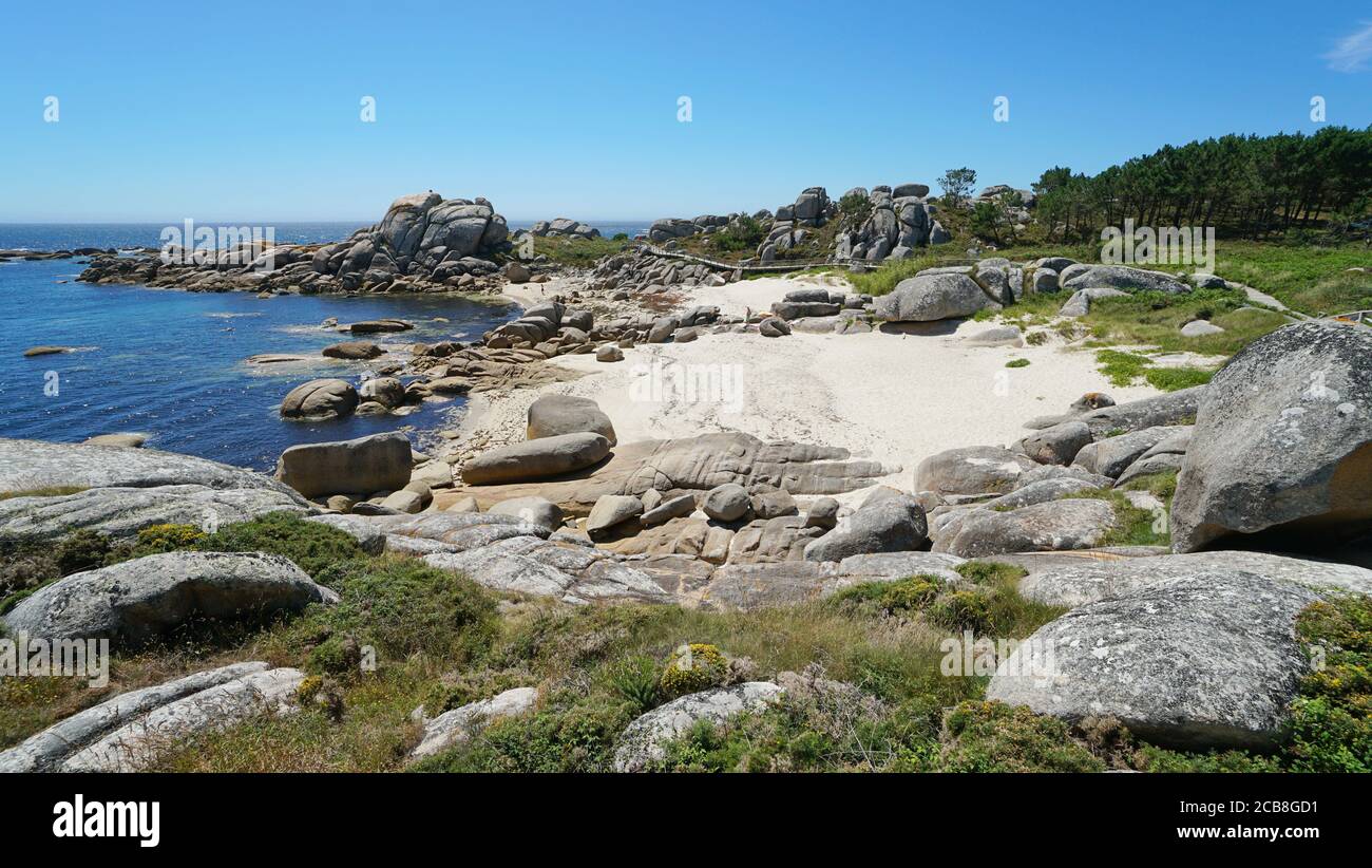 Spanien, Galizien Küste, Sandstrand mit Granitfelsen, Atlantik, Provinz Pontevedra, Praia Abelleira, San Vicente do Grove Stockfoto