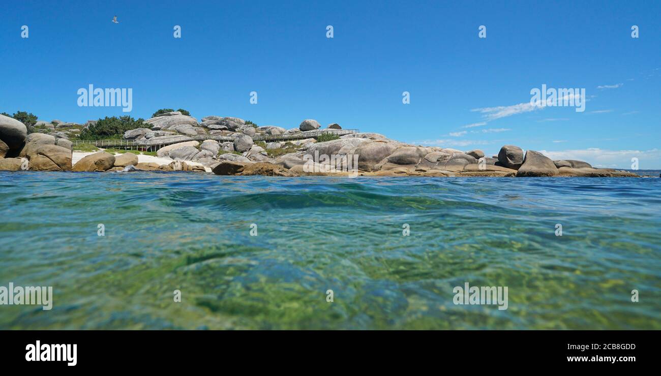 Felsen an der Küste von der Wasseroberfläche gesehen, Atlantik, Galicien, Spanien, Provinz Pontevedra, San Vicente do Grove Stockfoto
