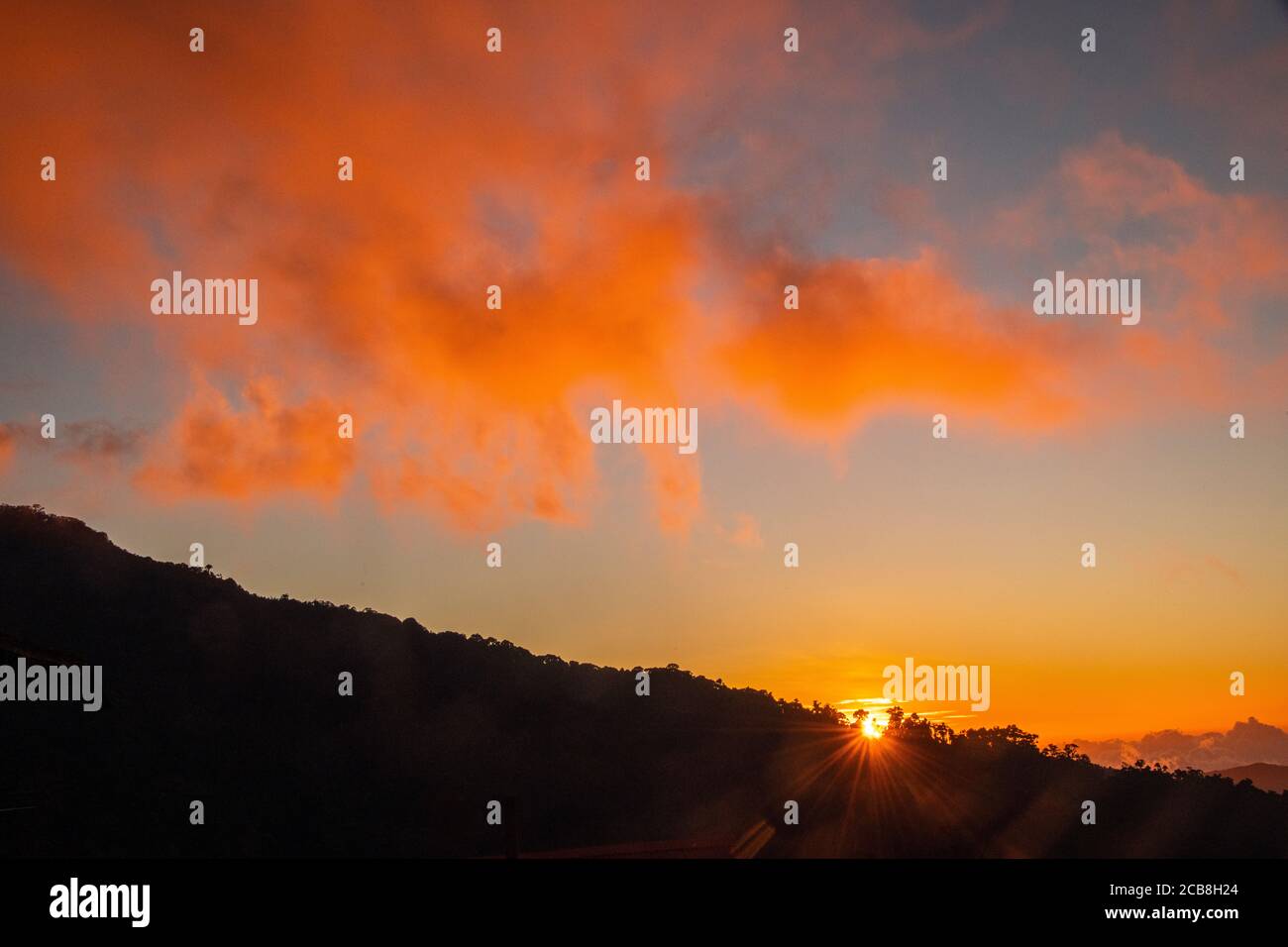 Wolkenwald Bergrücken bei Sonnenuntergang, Paraiso Quetzal, San Jose, Costa Rica Stockfoto