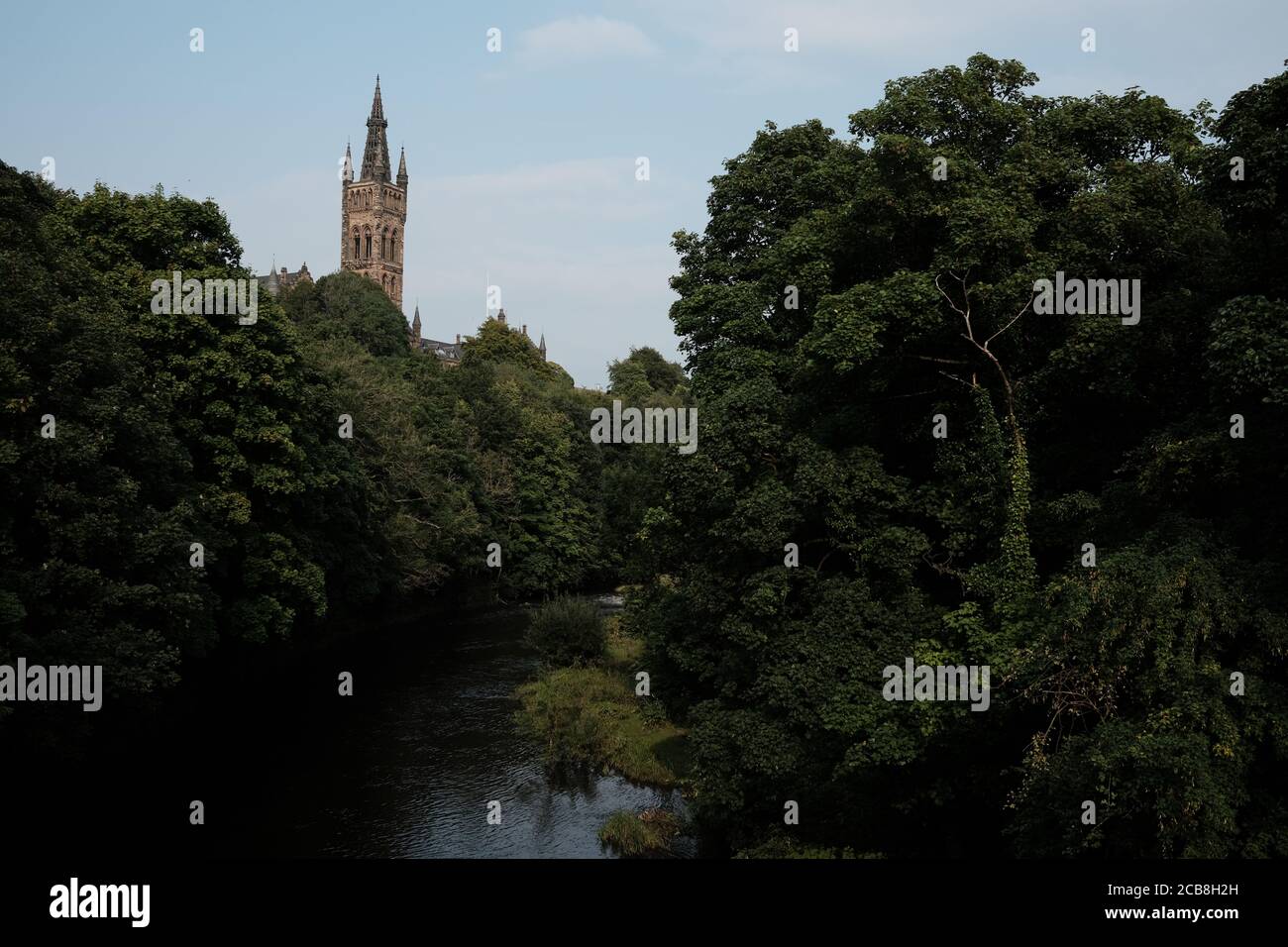 University of Glasgow Turm vom Fluss Kelvin Stockfoto