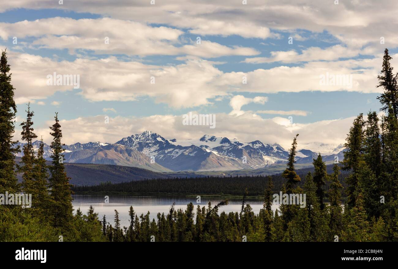 Paxson Lake und die Alaska Range im Inneren von Alaska. Stockfoto