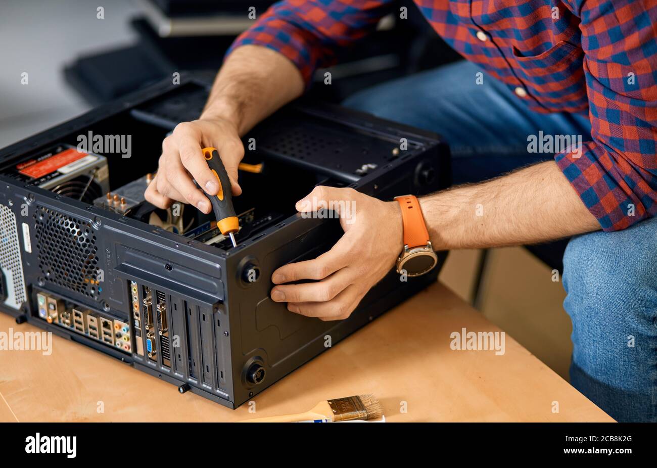 Mann Montage Computer-System-Einheit. Nahaufnahme abgeschnitten Foto. Ingenieur mit einem Schraubendreher bei der Arbeit Stockfoto