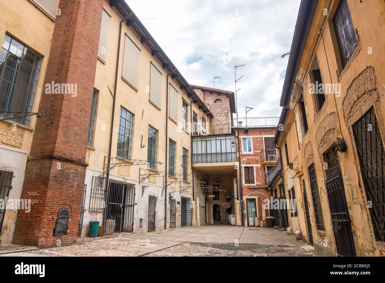 Vicenza, Italien - 12. August 2019: Blick auf die Straße des historischen Stadtzentrums von Vicenza, Italien Stockfoto