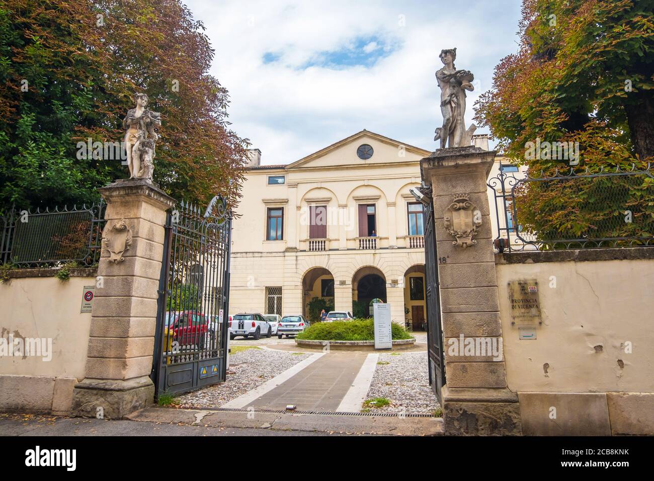 Vicenza, Italien - 12. August 2019: Blick auf die Straße des historischen Stadtzentrums von Vicenza, Italien Stockfoto