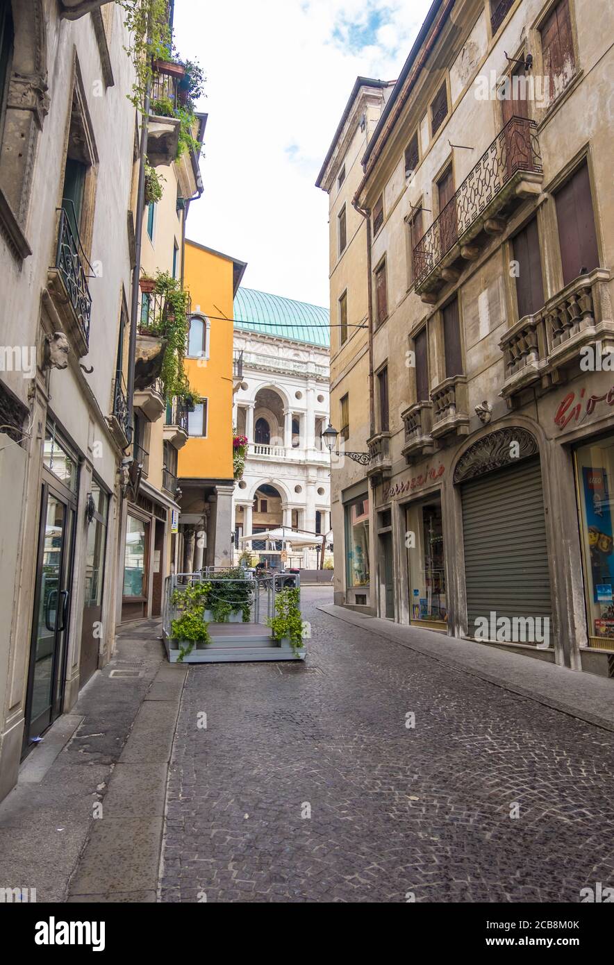Vicenza, Italien - 12. August 2019: Blick auf die Straße des historischen Stadtzentrums von Vicenza, Italien Stockfoto
