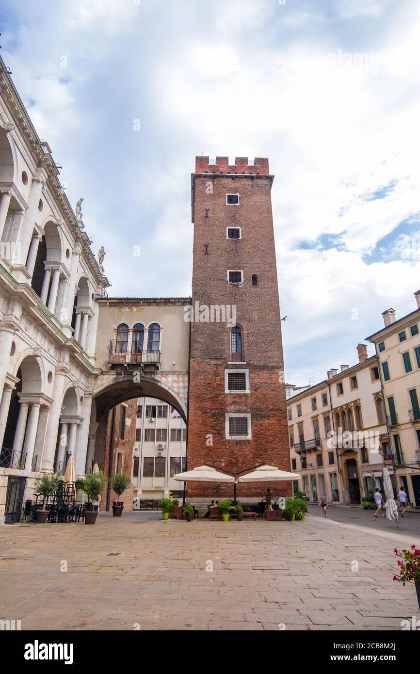 Vicenza, Italien - 12. August 2019: Basilika Palladio, Torre del Girone oder Torre del Tormento mit Arco degli Zavatteri auf der piazza delle Erbe in Vicenza Stockfoto