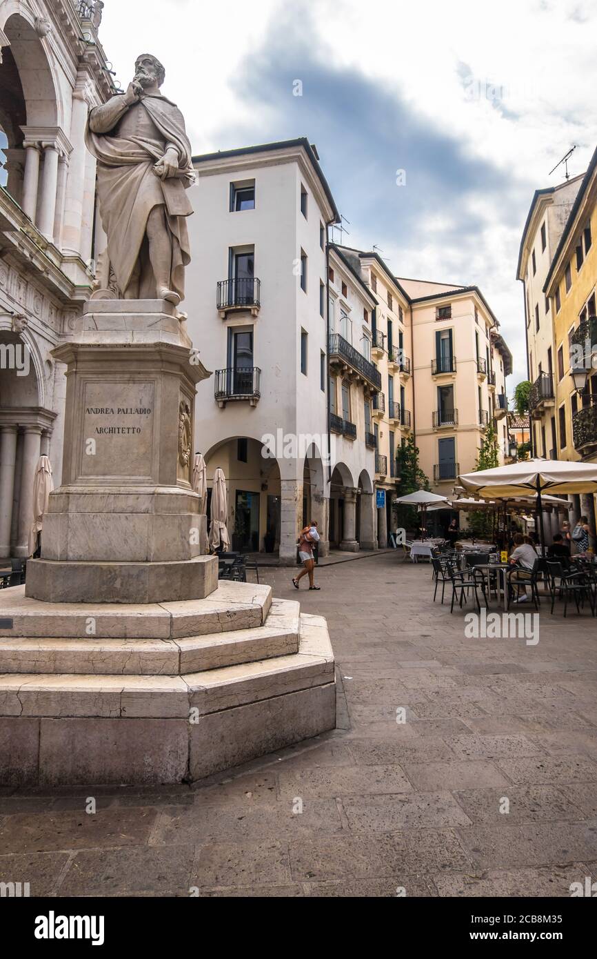 Vicenza, Italien - 12. August 2019: Statue von Andrea Palladio venezianischer Renaissance-Architekt neben der Basilika, eines von Palladios Werken in Vicenza Stockfoto