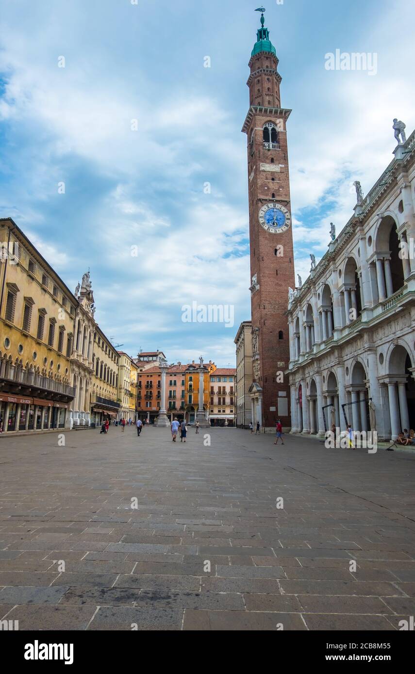 Vicenza, Italien - 12. August 2019: Uhrturm oder Torre Bissara und die Basilika Palladiana auf der Piazza dei Signori in Vicenza, Venetien Region von Italien Stockfoto