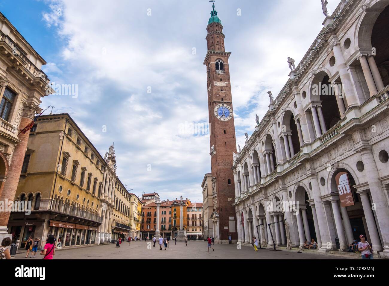 Vicenza, Italien - 12. August 2019: Uhrturm oder Torre Bissara und die Basilika Palladiana auf der Piazza dei Signori in Vicenza, Venetien Region von Italien Stockfoto