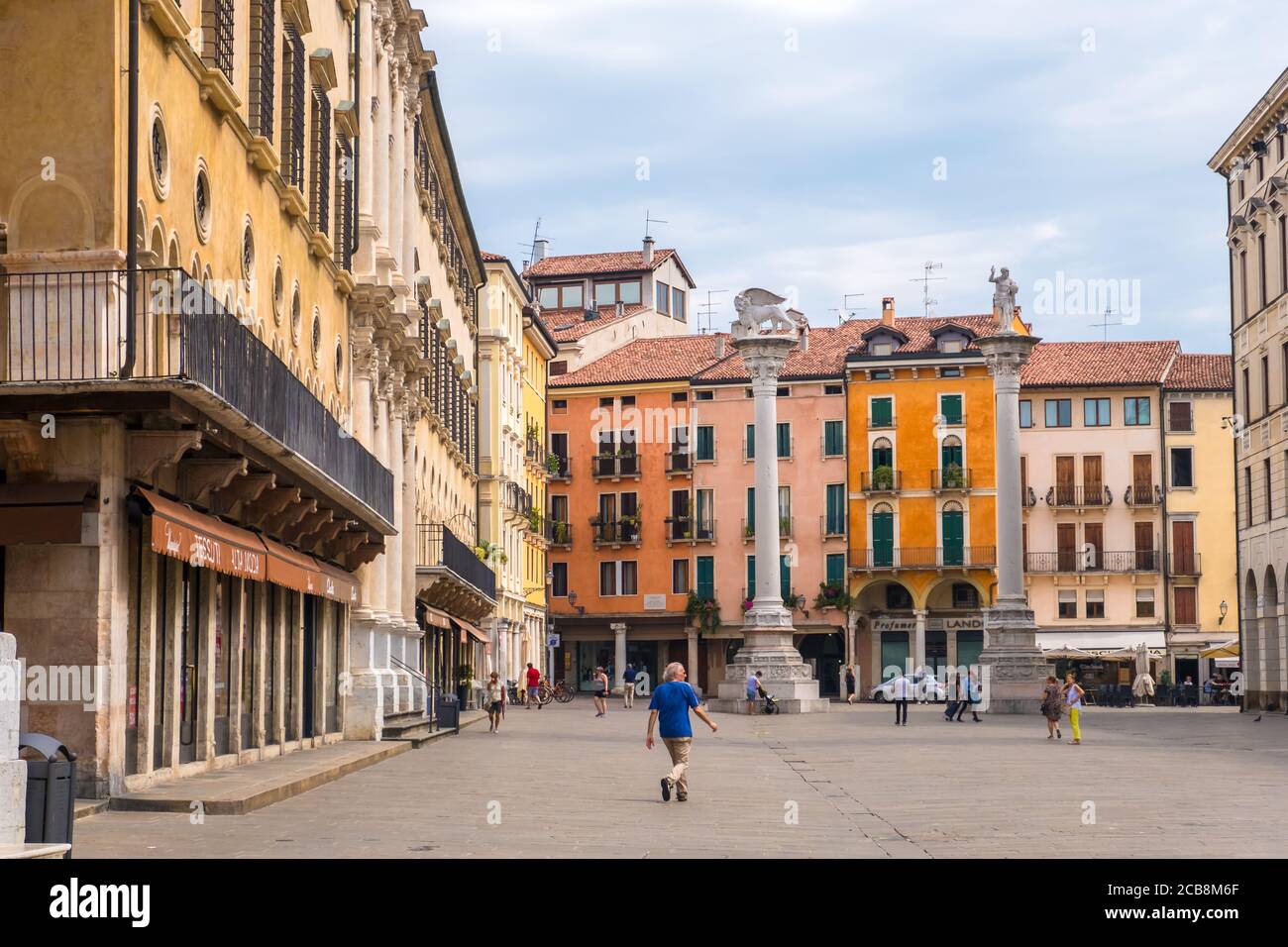Vicenza, Italien - 12. August 2019: Säulen mit Skulpturen Löwe von San Marco und Redentore auf der Piazza dei Signori in Vicenza, Venetien Region von Italien Stockfoto