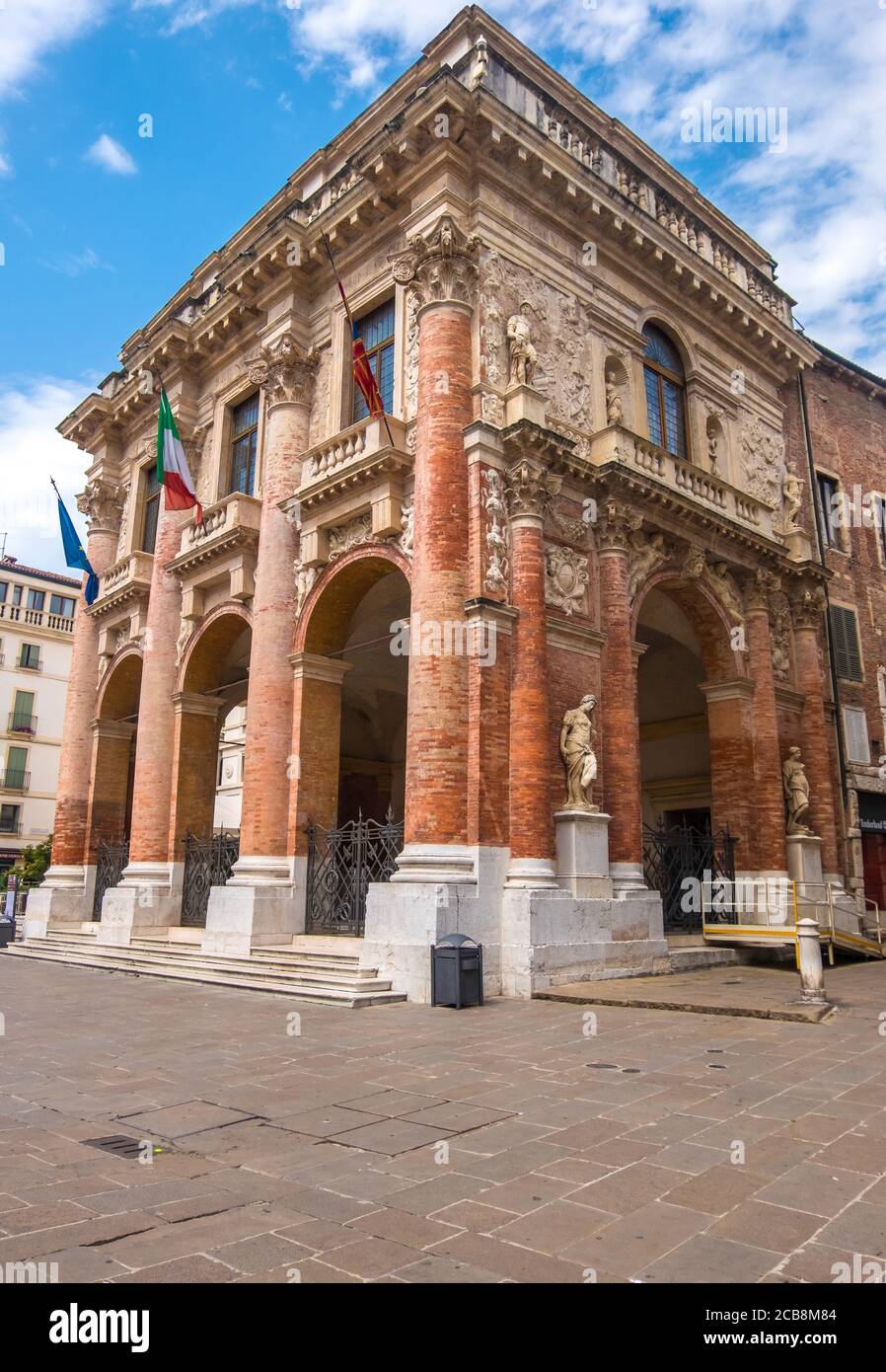 Vicenza, Italien - 12. August 2019: Der palazzo del Capitaniato, auch bekannt als Loggia del Capitanio, auf der Piazza dei Signori in Vicenza, Region Venetien Stockfoto