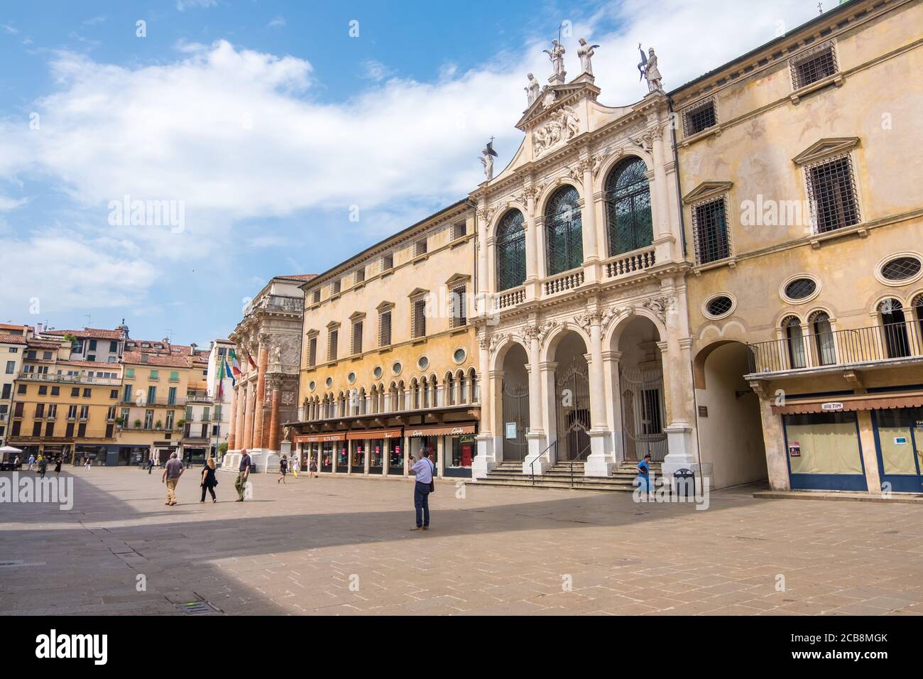 Vicenza, Italien - 12. August 2019: Piazza dei Signori oder Platz der Herren und Palazzo Del Monte di Pieta mit der Kirche San Vincenzo in Vicenza Stockfoto