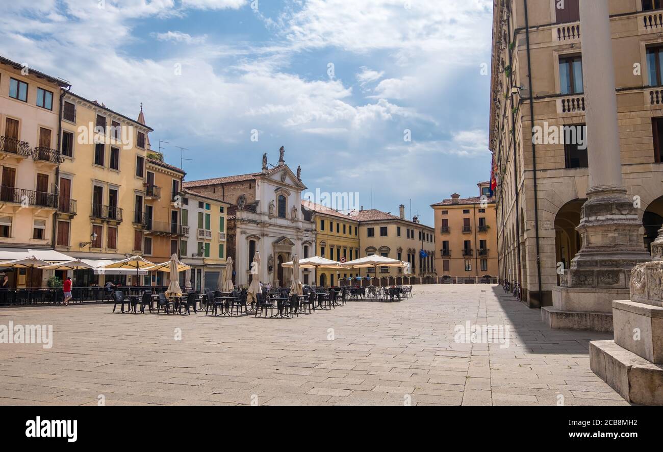 Vicenza, Italien - 12. August 2019: Piazza dei Signori oder Platz der Herren und Palazzo Del Monte di Pieta mit der Kirche San Vincenzo in Vicenza Stockfoto