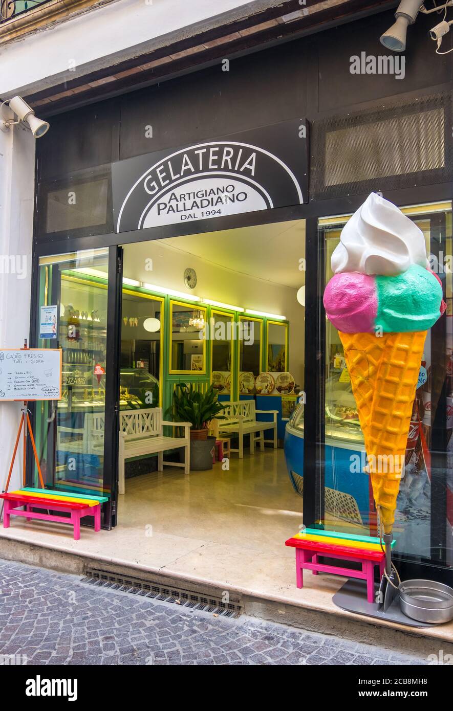 Vicenza, Italien - 12. August 2019: Eisdiele Gelateria im historischen Zentrum von Vicenza, Region Venetien Stockfoto