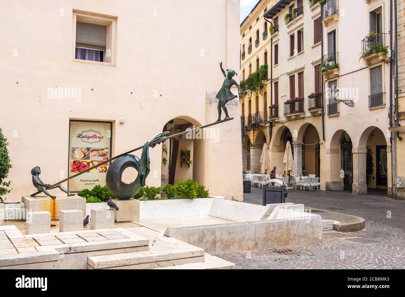 Vicenza, Italien - 12. August 2019: Kinderbrunnen von 1984 mit Bronzeskulpturen von Nereo Quagliato auf der Piazza delle Poste von Vicenza Stockfoto