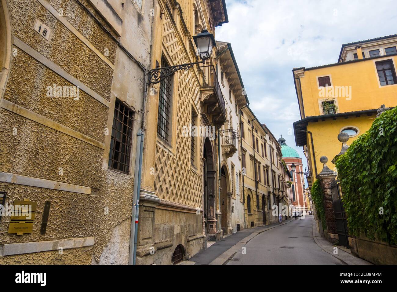 Vicenza, Italien - 12. August 2019: Blick auf die Straße des historischen Stadtzentrums von Vicenza, Italien Stockfoto