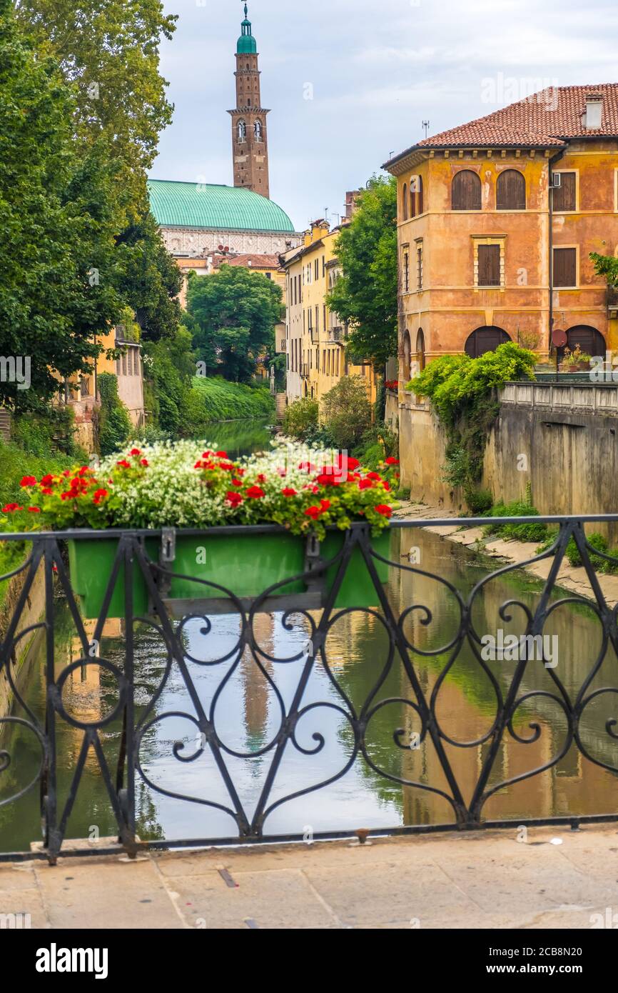 Vicenza, Italien - 12. August 2019: Geblühter Balkon des Monte Furo in Vicenza mit Blick auf den Retrone Fluss und den Uhrenturm in der Ferne Stockfoto
