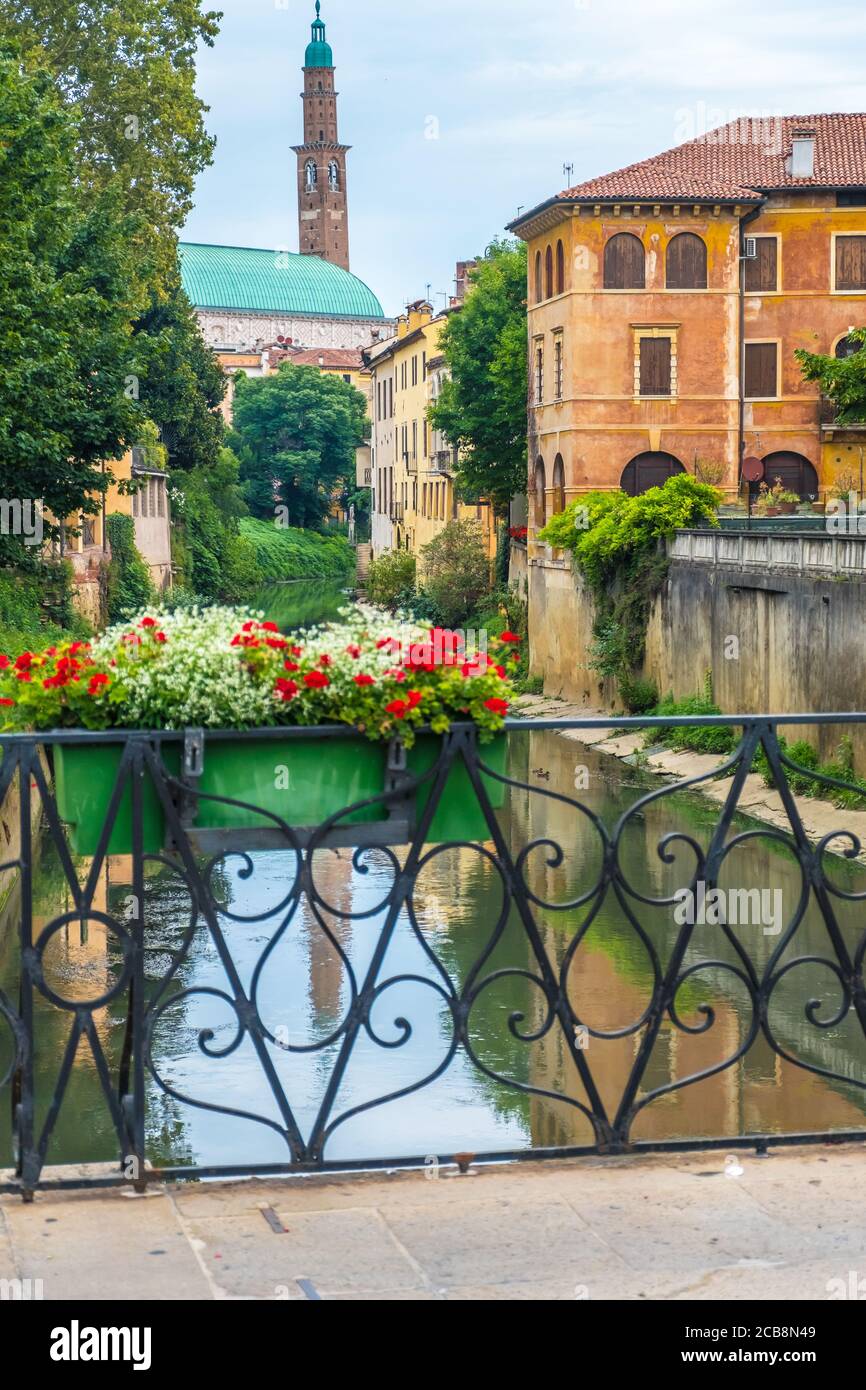 Vicenza, Italien - 12. August 2019: Geblühter Balkon des Monte Furo in Vicenza mit Blick auf den Retrone Fluss und den Uhrenturm in der Ferne Stockfoto