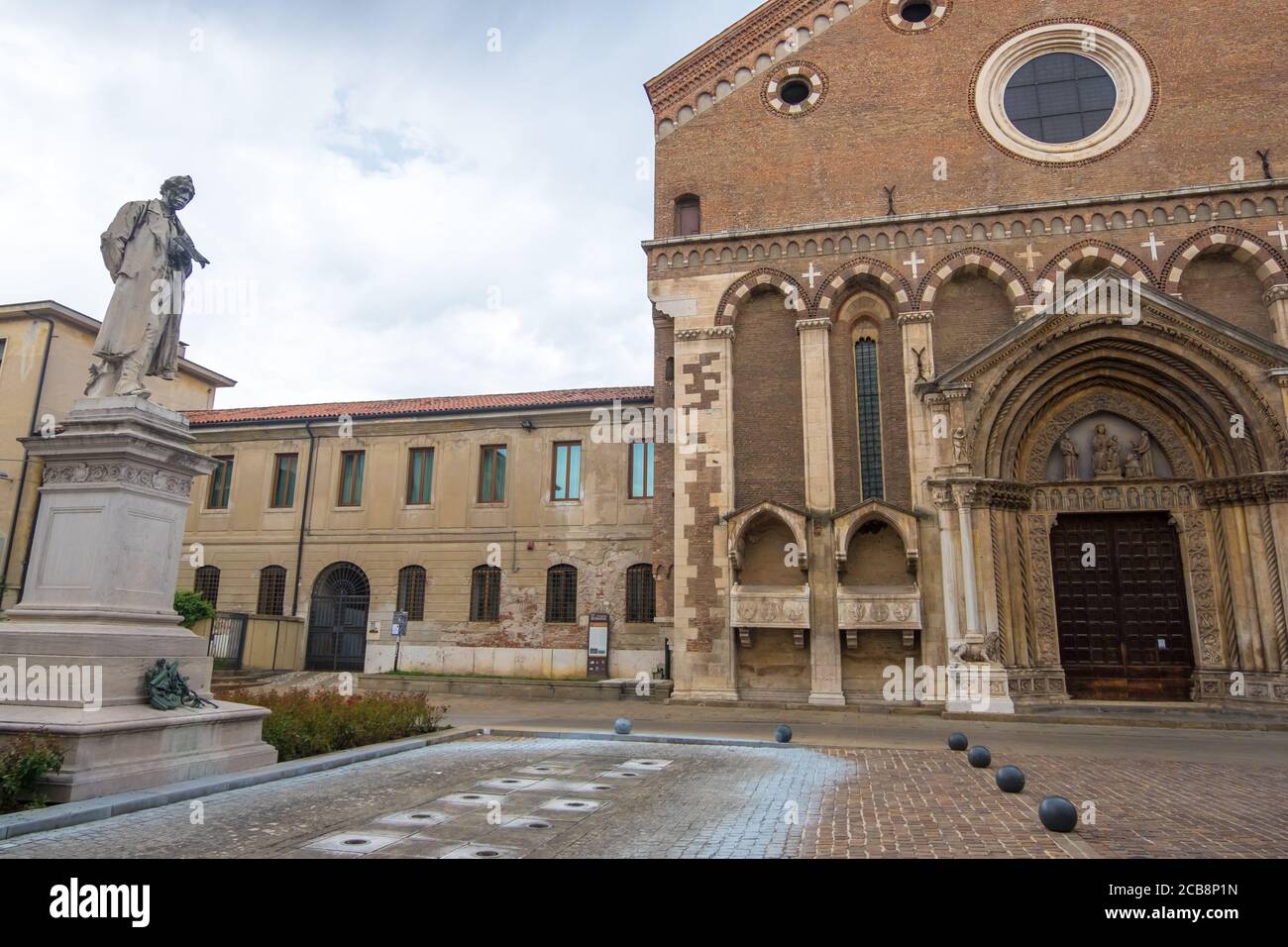Vicenza, Italien - 12. August 2019: Mittelalterliche Kirche von San Lorenzo und Denkmal italienischen Dichter Giacomo Zanella auf der Piazza San Lorenzo oder St. Lawrence Platz Stockfoto