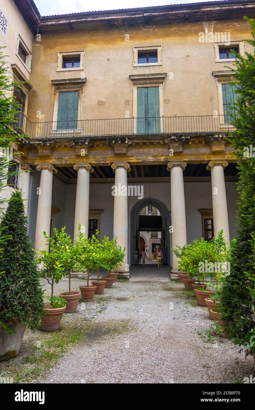 Vicenza, Italien - 12. August 2019: Die Loggia am Eingang des Palazzo Valmarana, vom Innenhof aus gesehen, Vicenza, Venetien, Italien Stockfoto