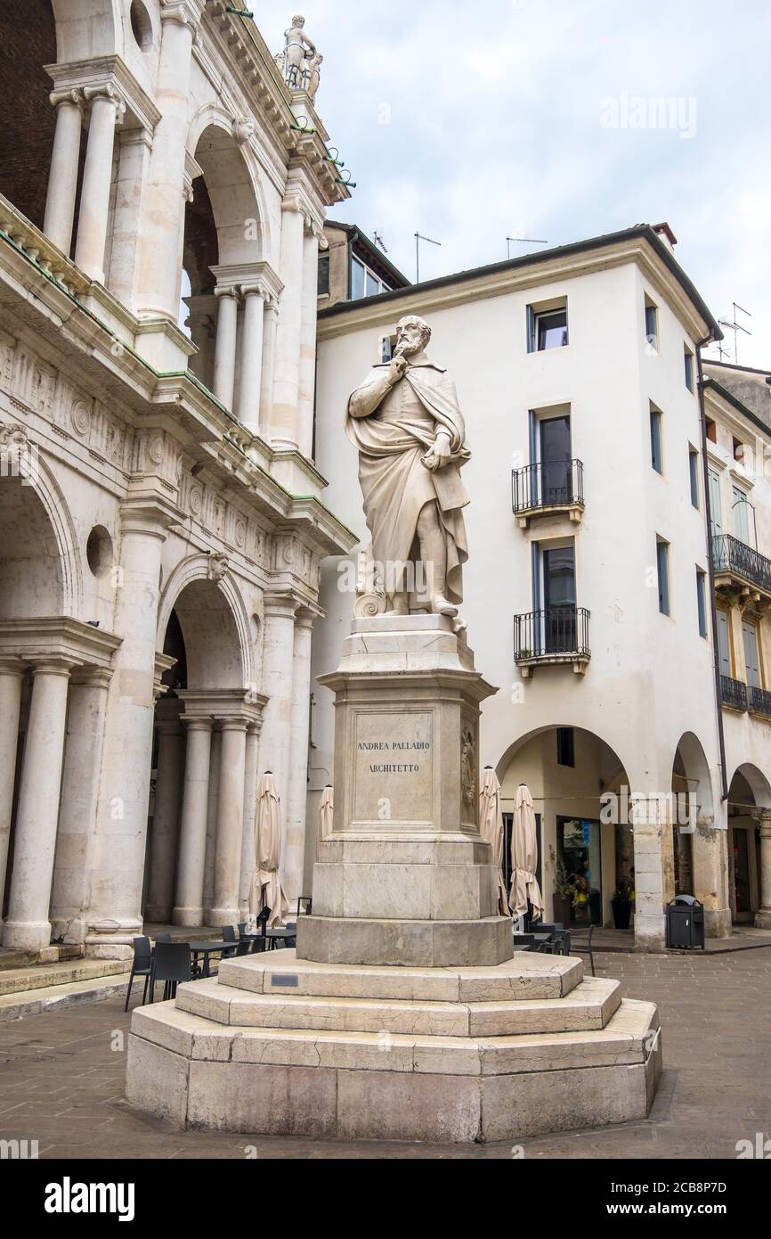 Vicenza, Italien - 12. August 2019: Statue von Andrea Palladio venezianischer Renaissance-Architekt neben der Basilika, eines von Palladios Werken in Vicenza Stockfoto