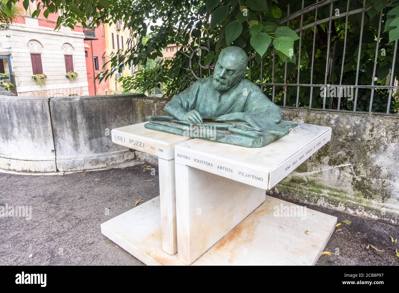 Denkmal von Neri Pozza im historischen Stadtzentrum von Vicenza, Venetien, Italien Stockfoto