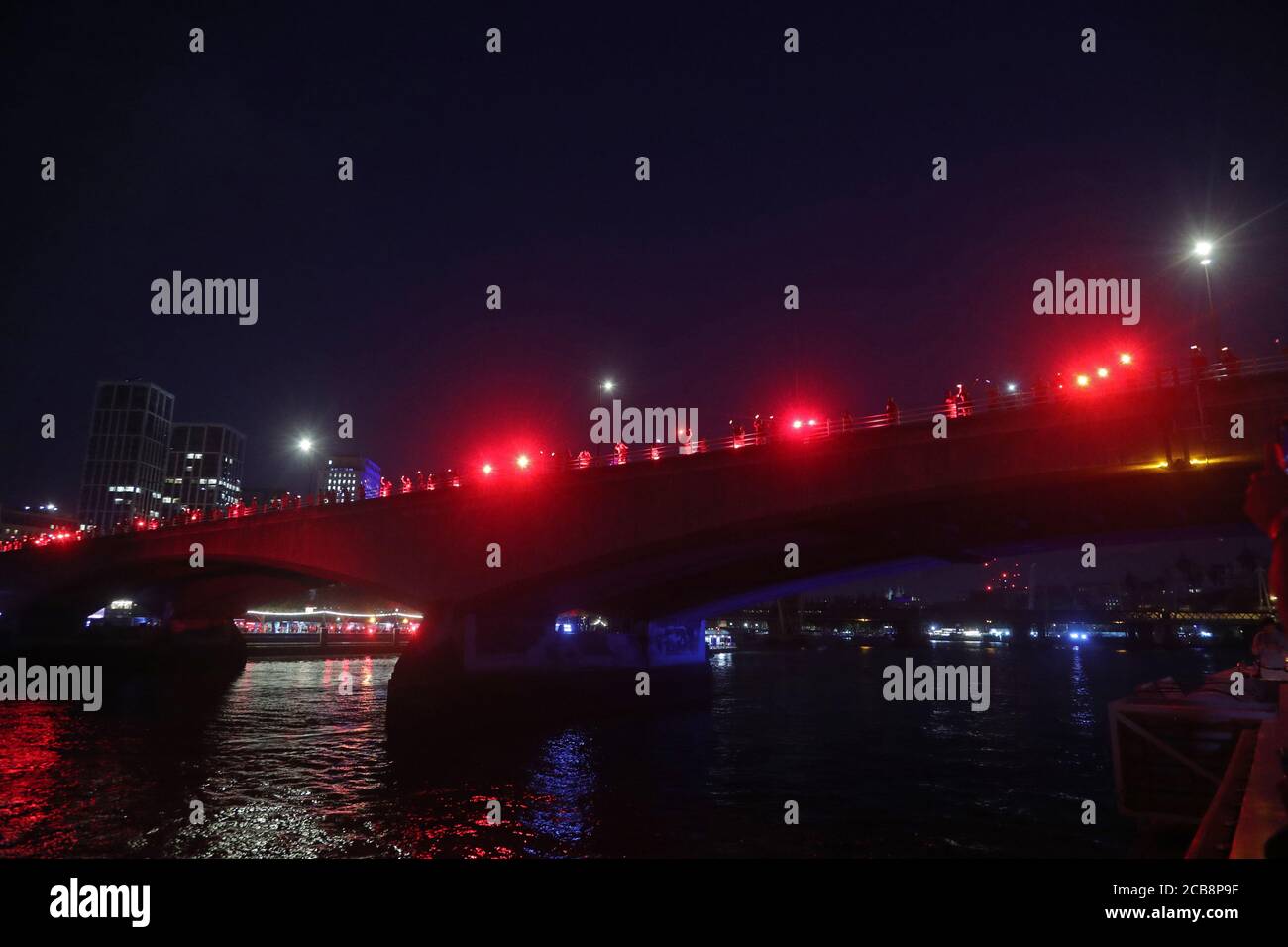 Die Waterloo Bridge ist rot beleuchtet, um das Bewusstsein für über eine Million Arbeitsplätze in der Unterhaltungsindustrie zu schärfen, die nach dem Ausbruch des Coronavirus ohne finanzielle Unterstützung der Regierung verloren gehen könnten. Stockfoto