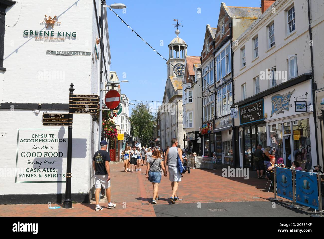 St Mary Street, die Hauptverkehrsstraße in Weymouth, Dorset, Großbritannien Stockfoto