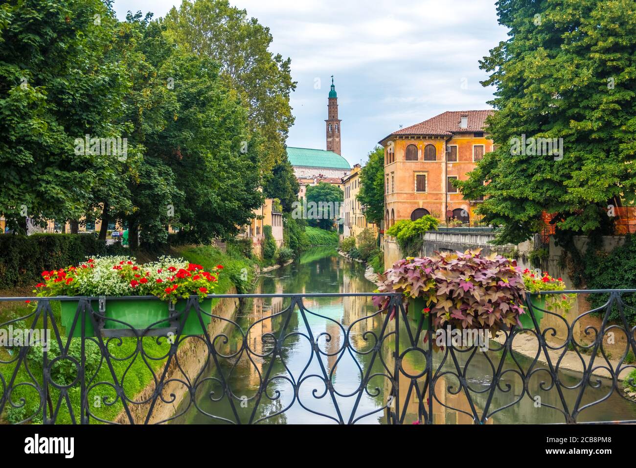 Vicenza, Italien - 12. August 2019: Geblühter Balkon des Monte Furo in Vicenza mit Blick auf den Retrone Fluss und den Uhrenturm in der Ferne Stockfoto