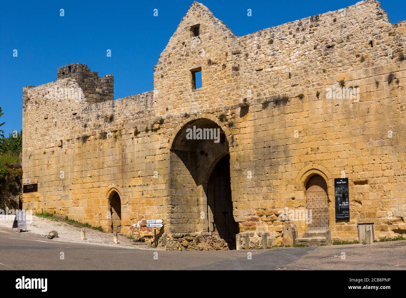 Domme, Frankreich - 14. August 2019: Porte des Tours, das mittelalterliche Stadttor, Domme, Dordogne, Aquitanien, Frankreich, Europa Stockfoto