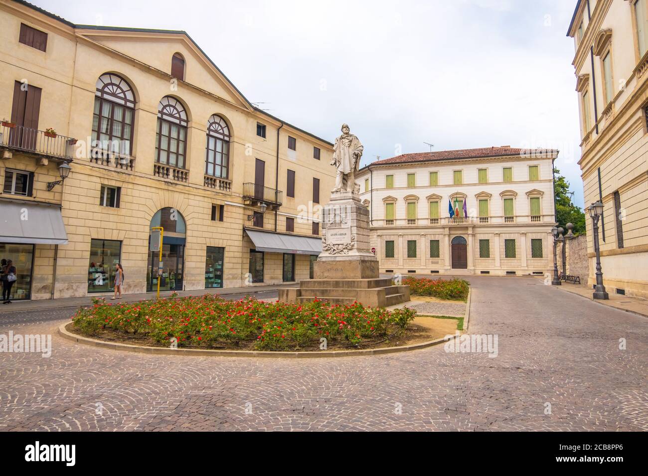 Vicenza, Italien - 12. August 2019: Piazza Castello und Denkmal von Giuseppe Garibaldi mit Bonin Longare Palast im Hintergrund in Vicenza, Venetien Stockfoto