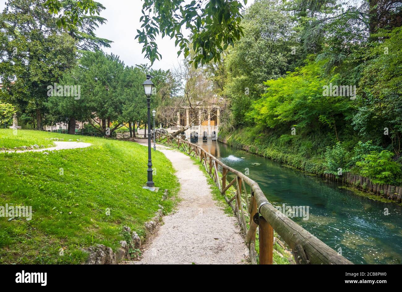 Vicenza, Italien - 12. August 2019: Schöner Blick auf den Giardino Salvi Garten und die Loggia Valmarana in Vicenza, Venetien, Italien Stockfoto
