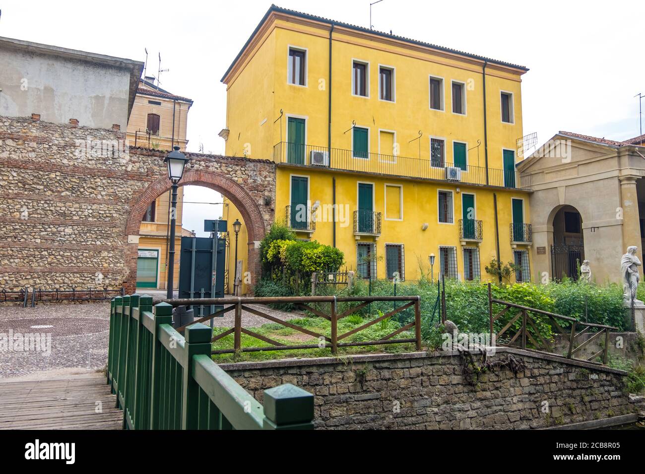 Vicenza, Italien - 12. August 2019: Brücke im öffentlichen Park Giardini Salvi oder Garten von Valmarana Salvi in Vicenza, Venetien, Italien Stockfoto