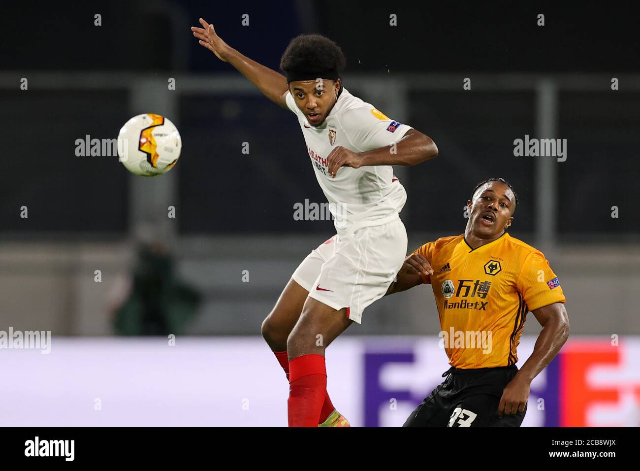 Sevillas Jules Kounde (links) führt den Ball neben Wolverhampton Wanderers Adama Traore während des UEFA Europa League, Quarter Final Spiels in der Schauinsland-Reisen-Arena, Duisburg. Stockfoto