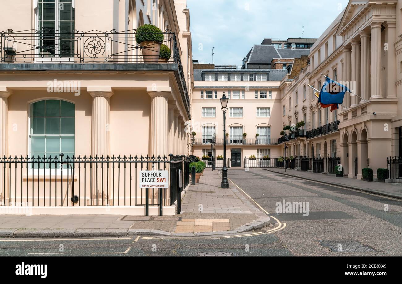 London - 08. August 2020 - Blick auf die traditionelle britische Straße und Architektur in Suffolk Place im Zentrum von London, Großbritannien Stockfoto