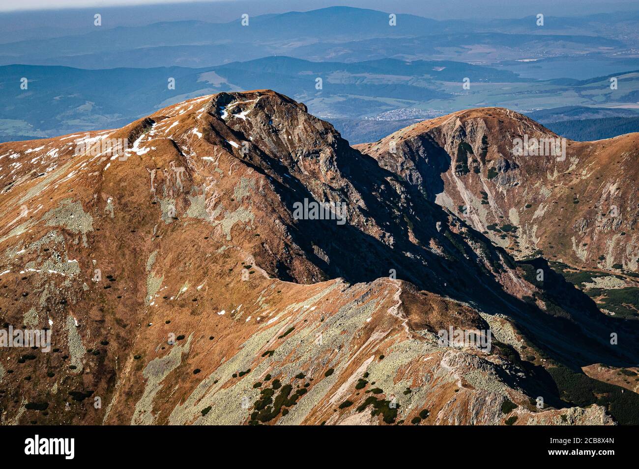Trockene Berglandschaft. Hauptkamm der Westlichen Tatra vom Pachola-Gipfel aus gesehen, Slowakei, Europa. Stockfoto