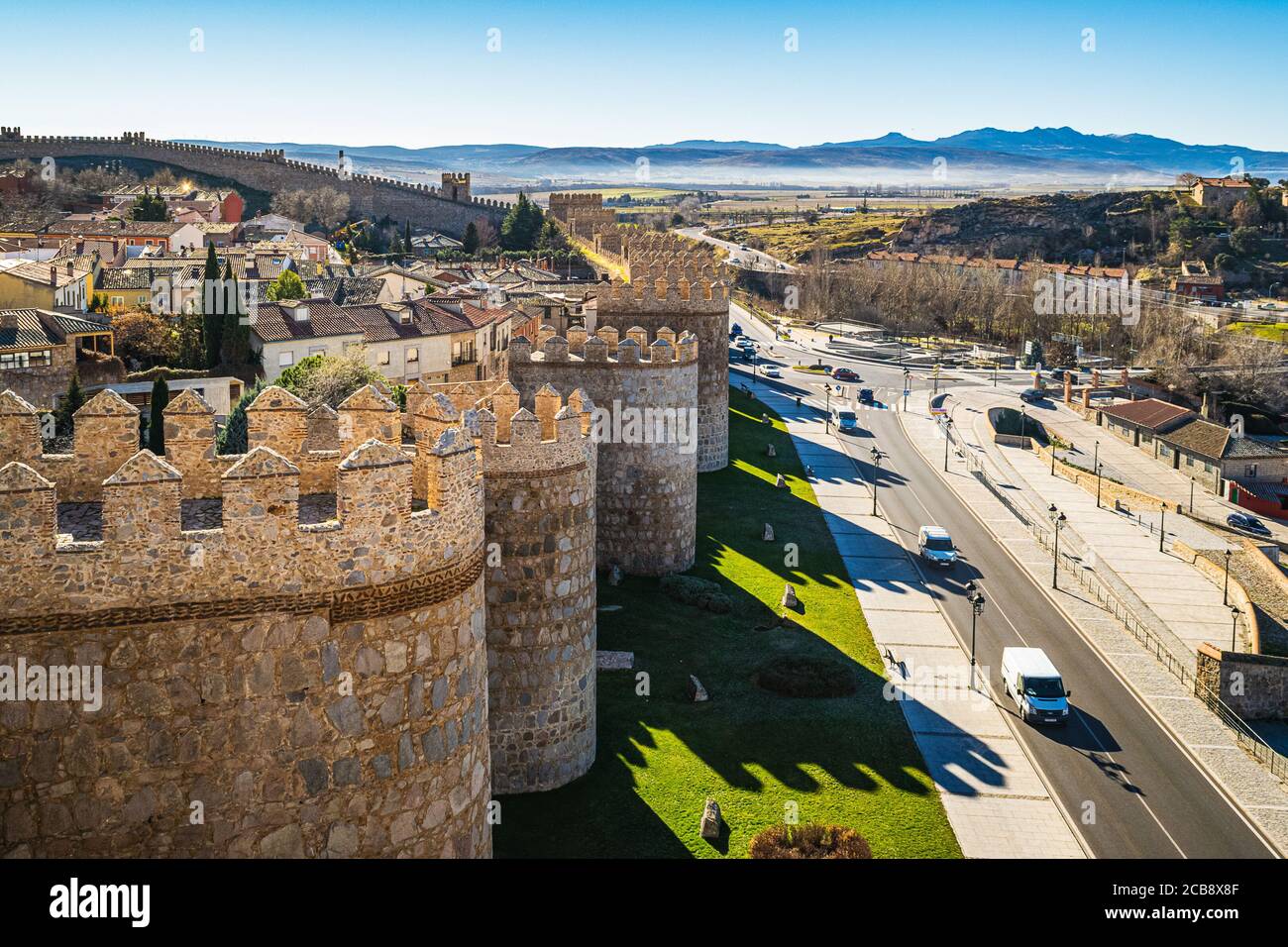 Historisches Stadtbild von Avila von den berühmten mittelalterlichen Stadtmauern an einem klaren Wintertag. Die Altstadt ist zum UNESCO-Weltkulturerbe erklärt. Stockfoto