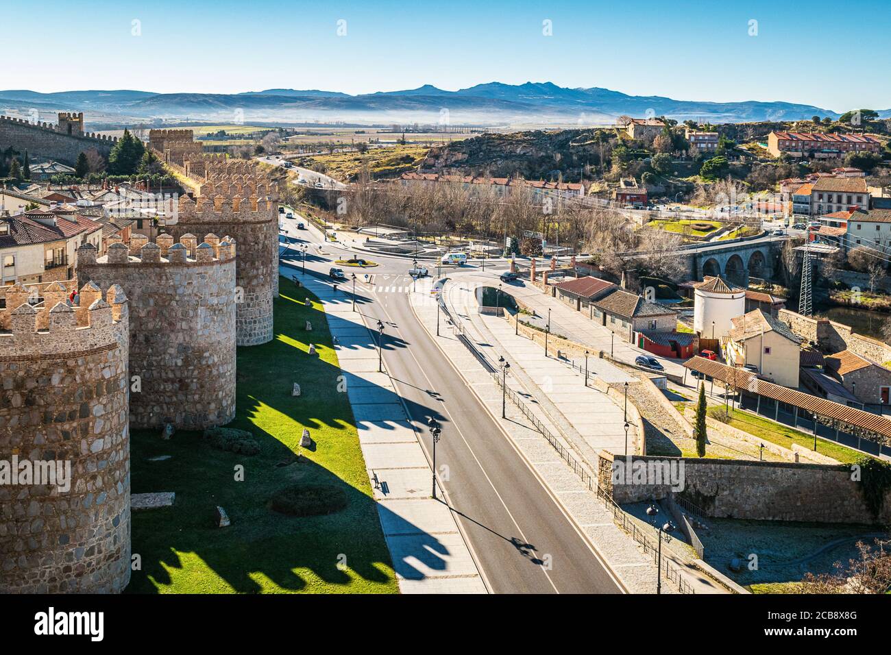 Historisches Stadtbild von Avila von den berühmten mittelalterlichen Stadtmauern an einem klaren Wintertag. Die Altstadt ist zum UNESCO-Weltkulturerbe erklärt. Stockfoto