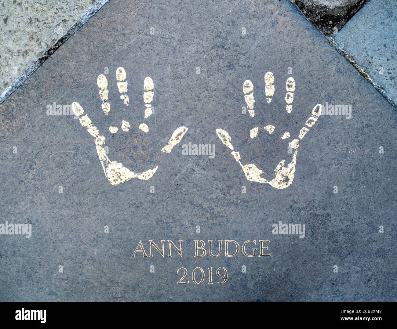 Die Handdrucke von Ann Budge, Besitzerin des Hearts FC, auf einem Plattenstein in den City Chambers, Edinburgh, war sie die Gewinnerin des Edinburgh Award 2019. Stockfoto