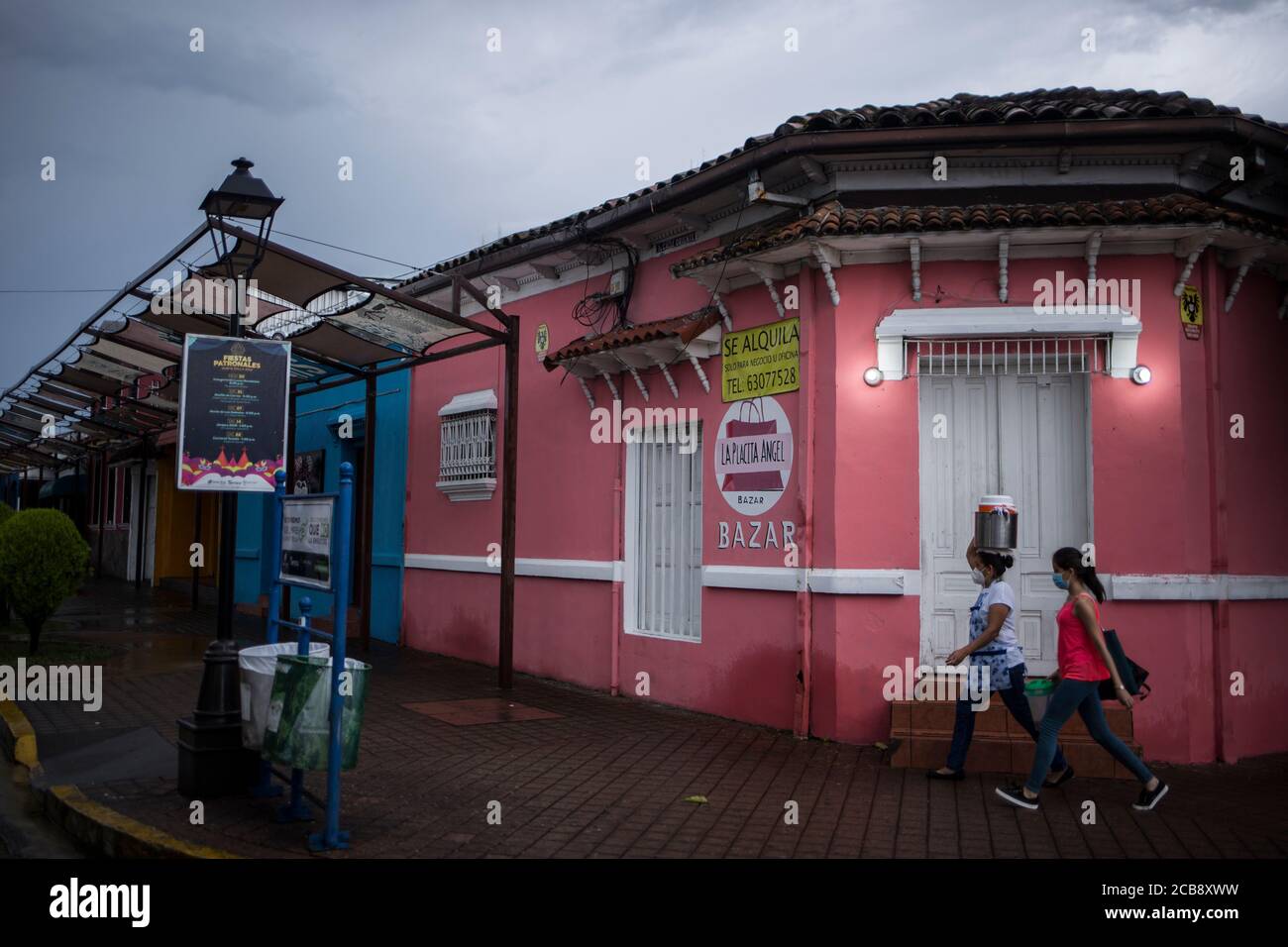 San Salvador, El Salvador. August 2020. Inmitten der Corona-Pandemie laufen Frauen mit Gesichtsmasken an geschlossenen Bars und Restaurants im Paseo de El Carmen vorbei. Präsident Bukele kündigte eine Reihe von Schritten an, um die Anti-Korona-Maßnahmen zu lockern. Unter anderem sollen rekonvalesced Corona Patienten "Immunität Pässe" erhalten. Kredit: Víctor Peña/dpa/Alamy Live Nachrichten Stockfoto