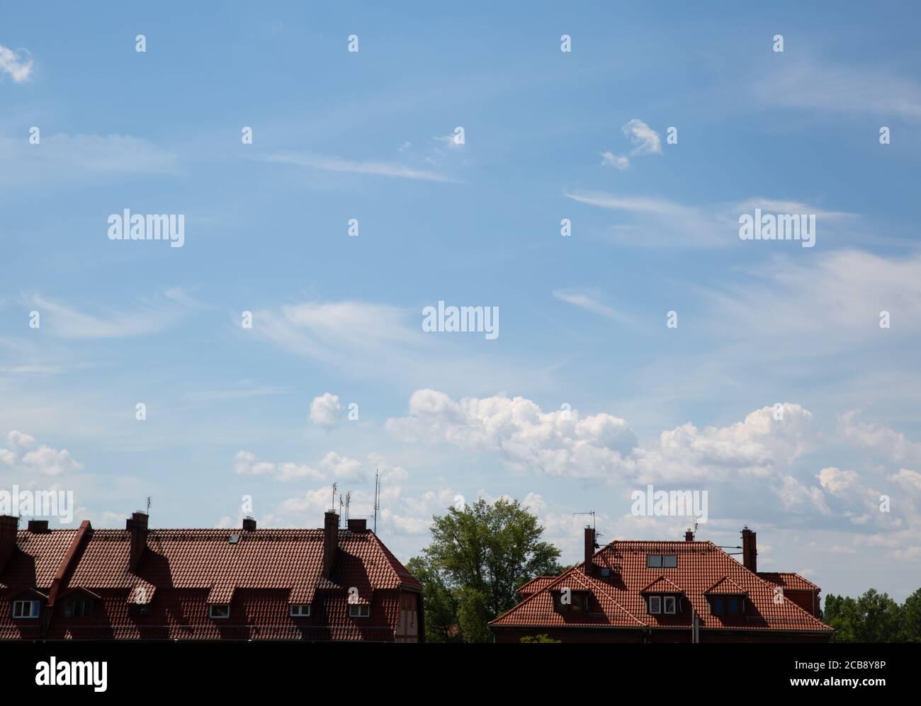 Rote Dächer von Häusern gegen den Himmel Stockfoto