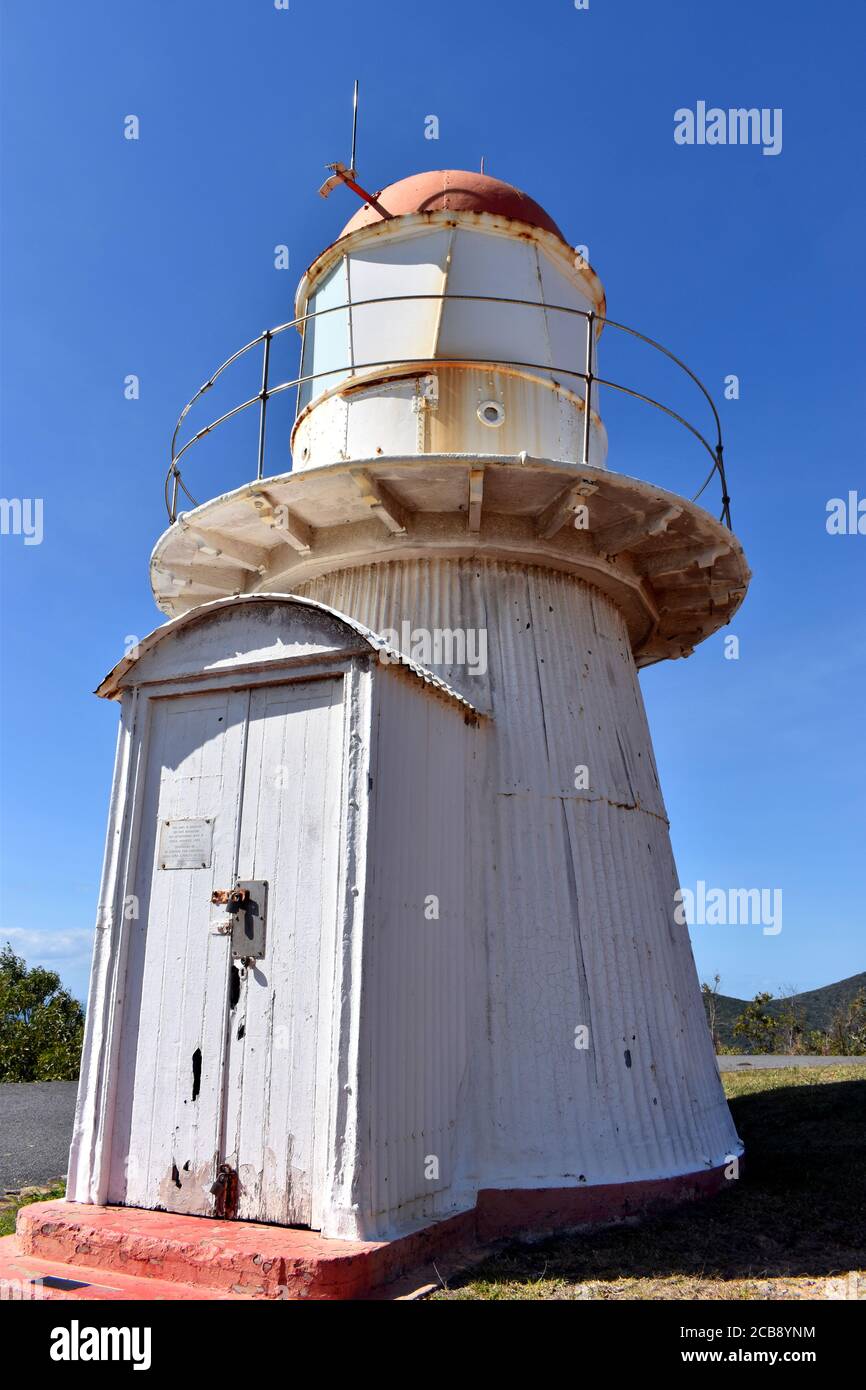 Ein Leuchtturm, der zur Erinnerung an Captain James Cooks errichtet wurde Ankunft in Australien auf Grassy Hill Stockfoto