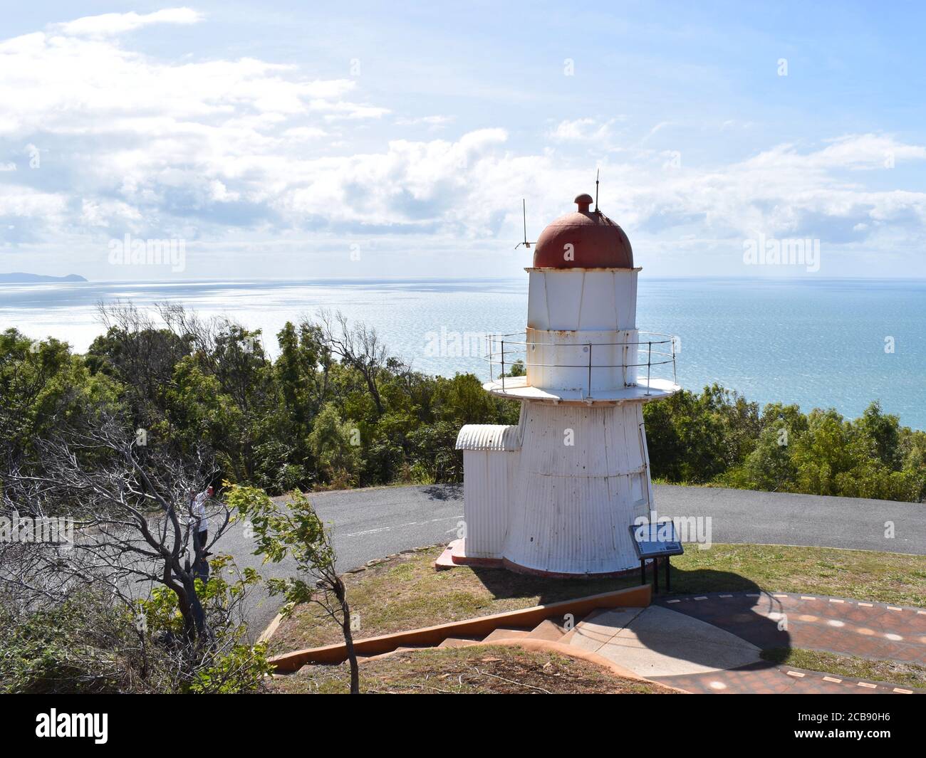 Ein Leuchtturm, der zur Erinnerung an Captain James Cooks errichtet wurde Ankunft in Australien auf Grassy Hill Stockfoto