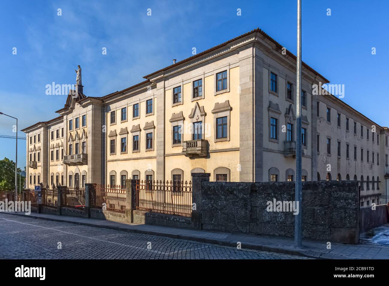 Vila Real / Portugal - 08 01 2020: Vorderansicht des Seminars von Vila Real, einem klassischen und ikonischen Denkmal in der Innenstadt von Vila Real Stockfoto