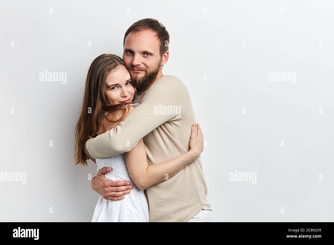 Junge attraktive Paar umarmt. Weißer Hintergrund, Familie, Eltern, Liebe Kopie Raum Stockfoto